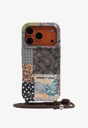 Funda para smartphone con patrones de patchwork multicolor que incluyen leopardo, lunares y cachemira, con la marca "BIMBA Y LOLA", sujeta a una cuerda marrón.