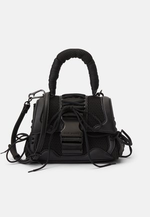 Sac à main noir texturé avec poignée rembourrée, boucle frontale, détails lacés et longue bandoulière réglable sur fond blanc.