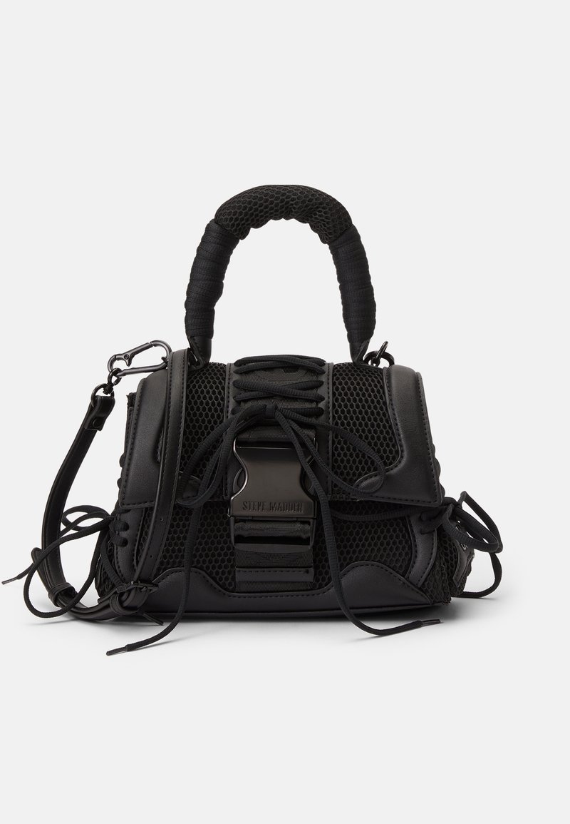 Sac à main noir texturé avec poignée rembourrée, boucle frontale, détails lacés et longue bandoulière réglable sur fond blanc.