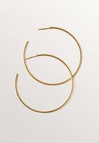 Pendientes de aro de oro con un acabado suave y brillante. Diseño circular con un perfil delgado y cierre de poste para una fácil colocación.