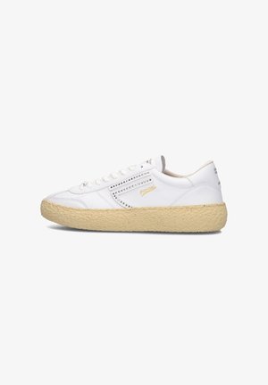 Witte sneakers met een gestructureerde, lichtbruine zool, voorzien van een zilveren accent en geperforeerde details aan de zijkant.