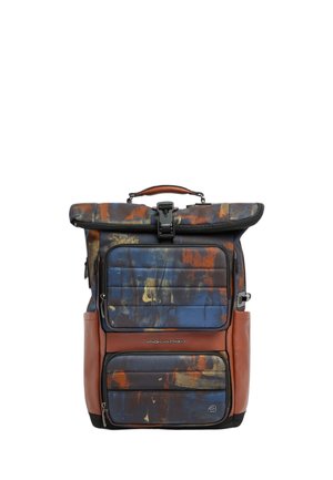 Rolltop-Rucksack mit abstraktem blau-orange-braunem Muster, Frontreißverschlusstaschen und braunen Lederakzenten.