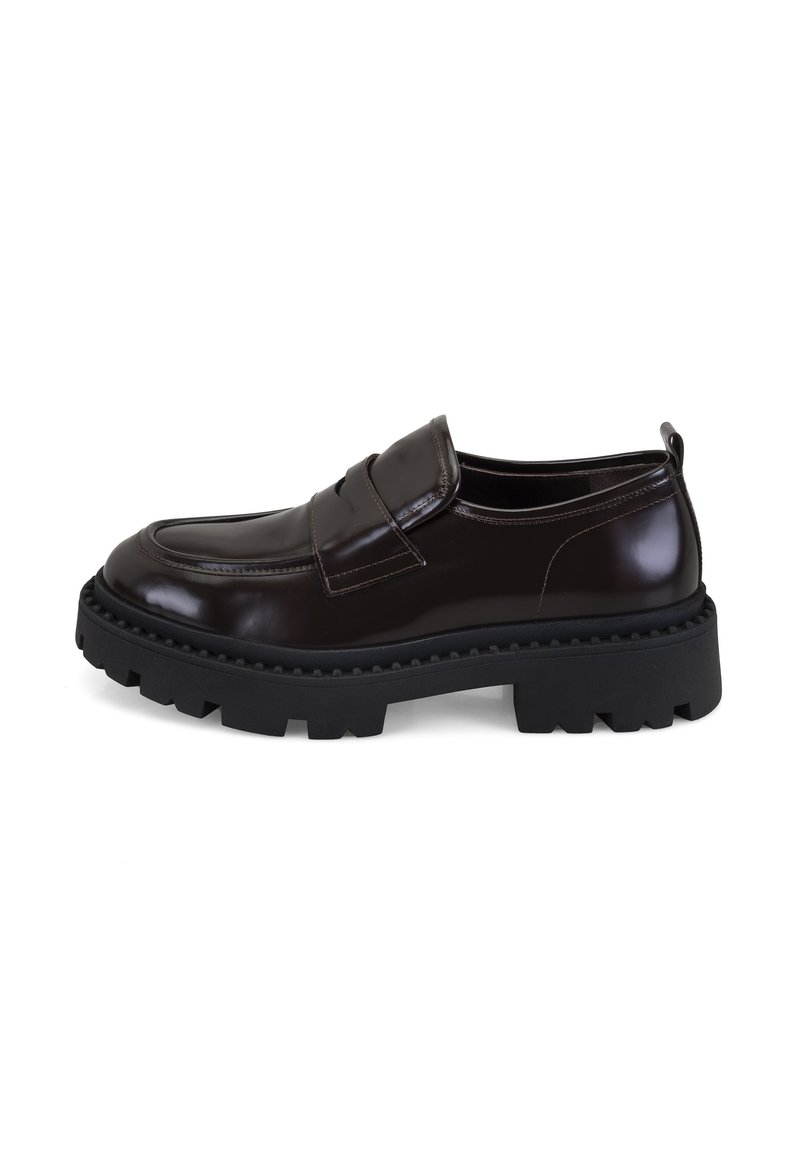 Bruine gepatenteerde leren schoenen met een chunky zwarte rubberen zool, voorzien van een moccasin-stijl gestikt ontwerp en dubbele banden over de bovenkant.
