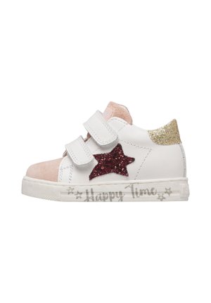 Scarpa da ginnastica bianca per bambini con punta rosa, stella rossa scintillante, tallone dorato, due strisce in velcro e "Happy Time" scritto sulla suola.