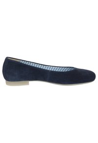 Ballerine in suede blu navy con punta arrotondata e suola bassa e piatta. L'interno è decorato con un motivo a righe blu e bianche.