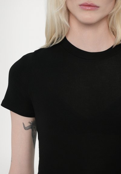 T-shirt nero aderente con maniche corte, scollatura rotonda, texture morbida e dettagli minimi. Presenta una leggera lucentezza sul tessuto.