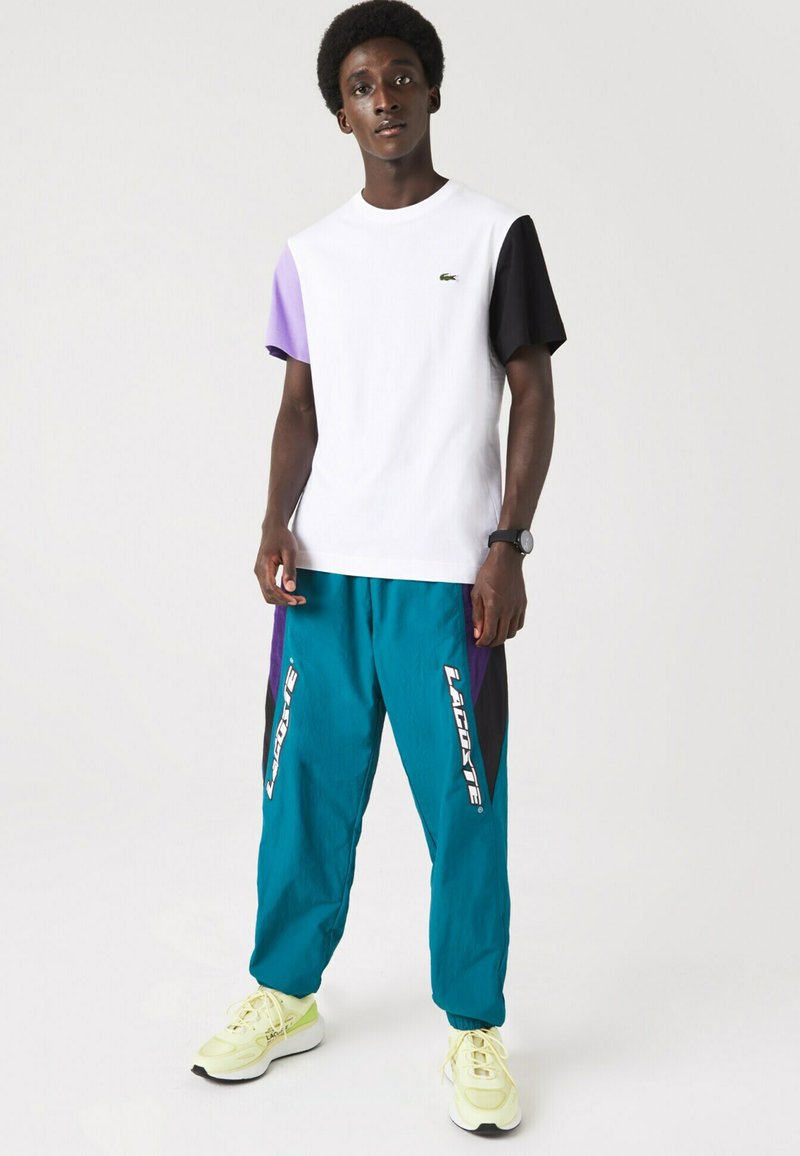 t shirt lacoste noir et blanc