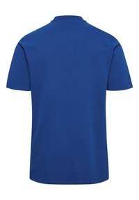 Chemise polo bleue à manches courtes, avec un col côtelé et une texture lisse. Pas de logos ni de motifs visibles au dos.