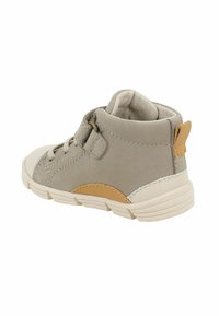 Scarpa alta in pelle grigia con punta crema e dettagli color tan. Presenta una fascia in velcro e suola in gomma testurizzata per una migliore presa.