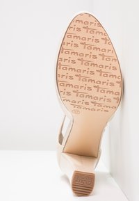 Nude högklackad sko med glansig yta, med en texturerad gummisula präglad med "Tamaris", storlek 37 och en rundad tådesign.