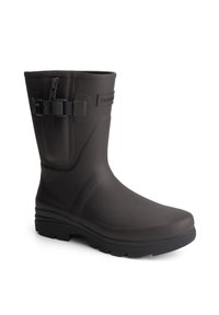 Zwarte waterdichte rubberen laars met een gestructureerde bovenkant, een stevige zwarte zool en een zijgesp. Heeft een gladde afwerking en heeft een hoogte tot de kuit.