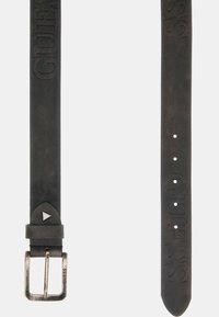 Cintura in pelle nera con logo "GUESS" in rilievo, fibbia in metallo argentato e fori regolabili lungo la cinghia. Presenta una punta appuntita e un accento a triangolo.