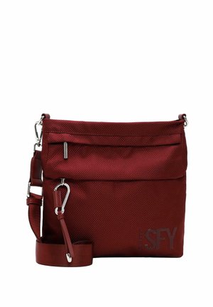 Kompakt lille rød crossbody taske med tekstureret stof, lynlåslomme foran, justerbar rem og sølv hardware detaljer.