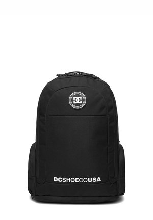 Zwarte DC Shoes rugzak met een rond logo vlak bij de bovenkant en "DCSHOECOUSA" in het wit geschreven op het onderste voorvak.