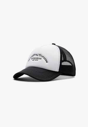 Casquette noire et blanche avec une visière incurvée. L'avant présente un texte brodé. Dos en maille pour la ventilation. Design structuré avec un tissu texturé.