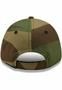 Der Camouflage-Baseballcap hat eine runde Krone, einen verstellbaren Riemen und einen strukturierten Stoff in Grüntönen und Brauntönen.
