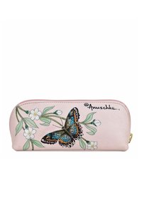 Roze leren portemonnee met rits, versierd met een handgeschilderde vlinderontwerp in blauwe en oranje accenten, omringd door bloempatronen en groene bladeren.