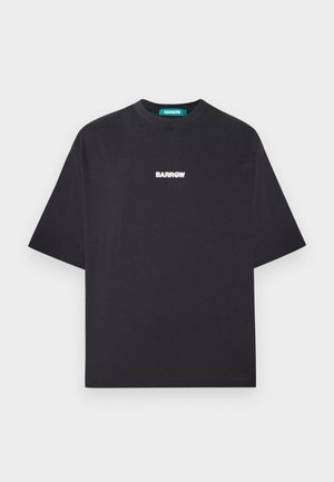 Sort kortærmet t-shirt lavet af bomuld. Har en rund halsudskæring og "BARROW" trykt i hvidt over brystet. Enkel og minimalistisk design.