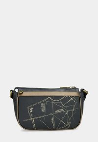 Schwarze Leder-Crossbody-Tasche mit einem Druck im Nähmuster, goldenen Nähten, einem beige Akzentband und einem Reißverschluss oben.