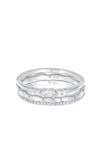 Set di tre anelli in argento con diverse texture. Un anello presenta una pietra marquise e piccole pietre rotonde. Un altro ha una fascia lucida.