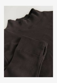 Nevybráno, chocolate brown