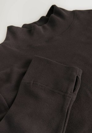 Dunkelgrauer Fleece-Pullover mit hohem Kragen, mit einer weichen Textur und einer Vordertasche. Flache Nähte sind entlang der Kanten sichtbar.