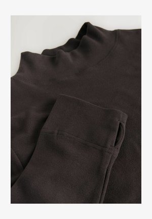 Tmavě šedá fleecová mikina s vysokým límcem, s jemnou texturou a předním kapsou. Podél okrajů jsou viditelné ploché švy.