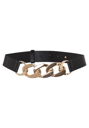 Ceinture en cuir noir avec grande boucle chaîne dorée reliée et plusieurs trous d'ajustement sur fond blanc.