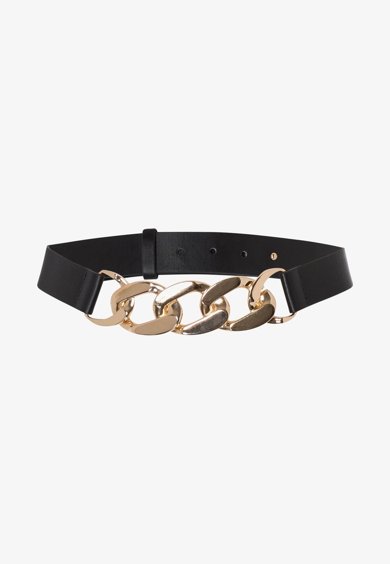 Ceinture en cuir noir avec grande boucle chaîne dorée reliée et plusieurs trous d'ajustement sur fond blanc.
