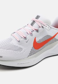 Nike Performance AIR ZOOM PEGASUS 41 - Løbesko til landevejen - white/picante red/wolf grey/black