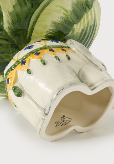 Vase décoratif en céramique en forme d'artichaut vert avec une base florale blanche et jaune détaillée, marqué avec "Les Ottomans Made in Italy."