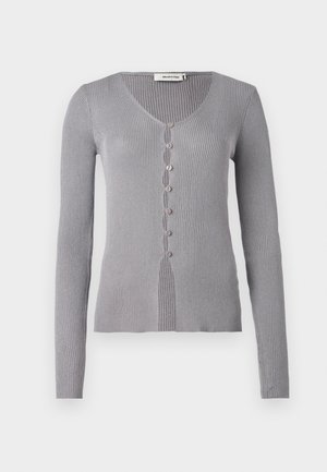 Cardigan grigio a coste con maniche lunghe, scollo a V e sette bottoni sul davanti. Il tessuto ha una texture morbida e un design aderente.