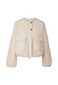 Beżowa kurtka bomberka o krótkim kroju, z okrągłym dekoltem, dwoma przednimi naszywanymi kieszeniami oraz elastycznymi mankietami i dołem. Gładki, lekki materiał.
