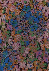 Blomsterstof med et livligt mønster af pink, blå, orange og grønne blomster mod en sort baggrund. Blød, struktureret overflade.