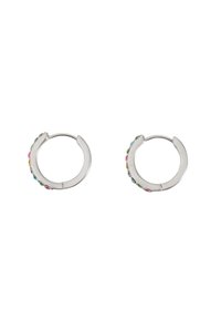 Orecchini a cerchio in argento con una finitura liscia, caratterizzati da una fila di gemme multicolori lungo un bordo. Forma circolare con una piccola apertura.