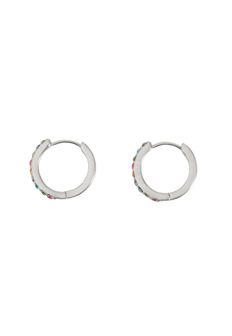 Orecchini a cerchio in argento con una finitura liscia, caratterizzati da una fila di gemme multicolori lungo un bordo. Forma circolare con una piccola apertura.