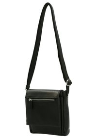 Schwarze Leder-Umhängetasche mit einem langen, verstellbaren Tragegurt, strukturiertem Finish, vorderer Reißverschlussfach und flachem Design. Merkmale silberfarbene Hardware-Details.