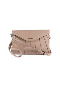 Borsa a tracolla in similpelle beige con chiusura a pattina, pieghe verticali e tracolla regolabile. Presenta una placca con il logo dorato sul davanti.