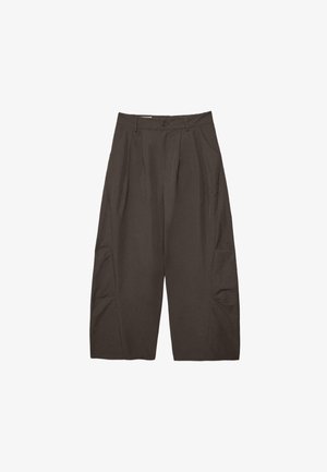 Højtbjæltede, vidde ben, mørkebrune cropped bukser med frontfolder, sidelommer, bæltestropper og knaplukning ved linningen.