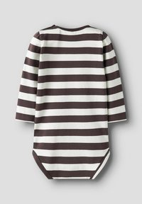 Body à manches longues rayé avec des rayures alternées marron foncé et blanc cassé, en tissu coton doux, encolure ronde et fermeture à pression à l'arrière.