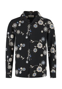 Camisa negra abotonada con un patrón floral en blanco y azul, con una tela texturizada y un diseño de cuello tradicional.
