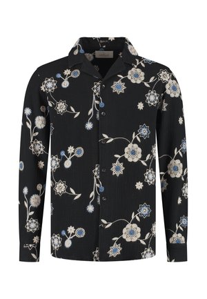 Camicia nera con bottoni, caratterizzata da un motivo floreale bianco e blu, con tessuto strutturato e design tradizionale del colletto.