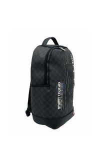 Zaino nero con motivo a scacchi, texture liscia, scomparto frontale con zip e tasche laterali con accenti grafici.