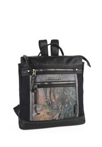 Mochila de lona negra con detalles de cuero, múltiples compartimentos con cremallera y un bolsillo frontal con un patrón abstracto. Correas ajustables.