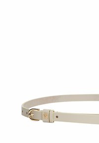 Leren riem in lichtcrème met een gladde textuur, voorzien van een metalen gesp in goudkleur en een gebosst logo op de band.