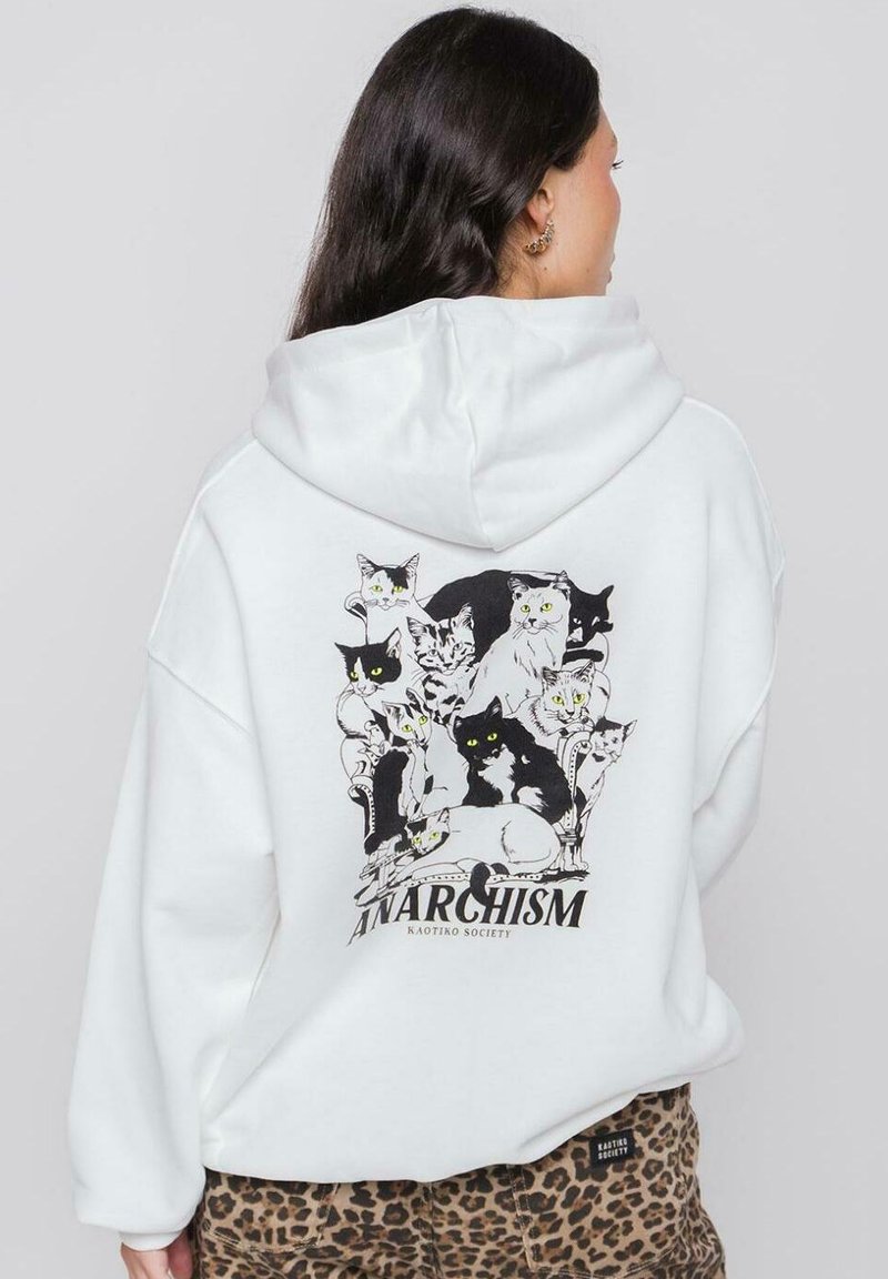 Sudadera blanca con capucha que presenta un gráfico detallado de múltiples gatos con acentos en verde y amarillo, texto que dice "ANARQUISMO". Tela suave, corte relajado.
