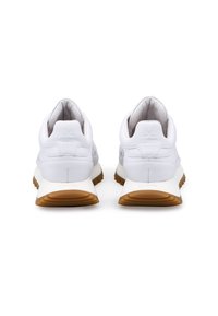 Weiße Sportschuhe mit glattem Lederobermaterial, gepolstertem Kragen und einer Gummisohle mit strukturiertem Muster und hellbraunen Akzenten.