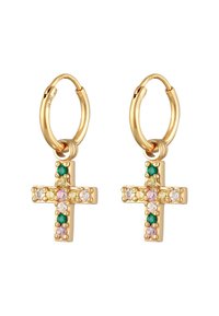 Guldörhängen med ringar som har korsberlocker prydda med gröna, rosa och klara ädelstenar, som visar en polerad yta och texturerade detaljer.