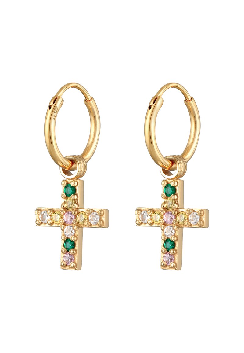 Guldörhängen med ringar som har korsberlocker prydda med gröna, rosa och klara ädelstenar, som visar en polerad yta och texturerade detaljer.