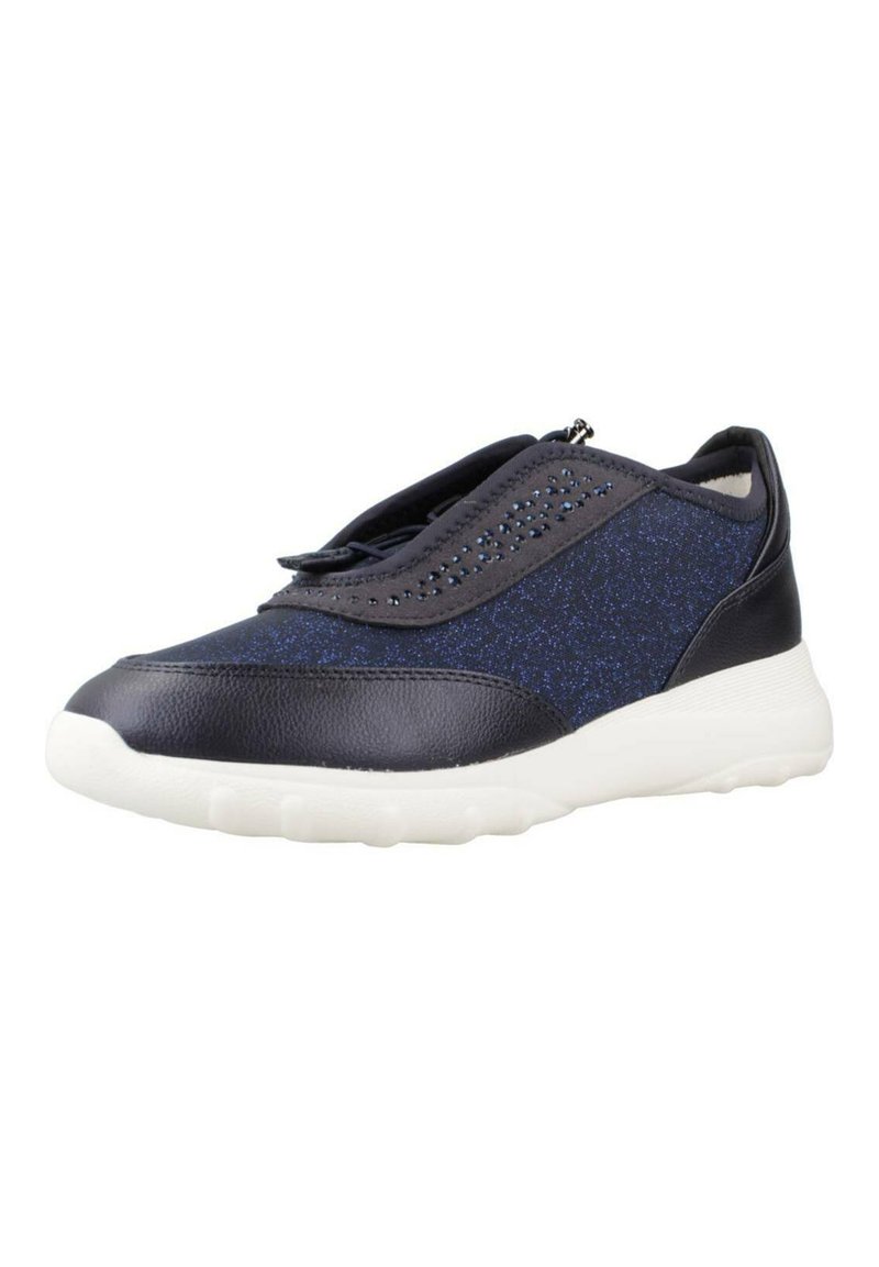 Zapatilla deportiva en navy y negro con un upper texturizado, cierre con cremallera y suela de goma blanca. Presenta acentos brillantes a lo largo del empeine.
